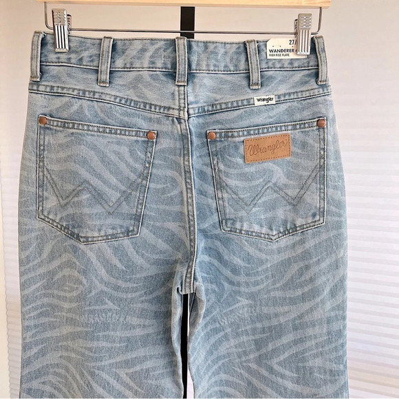 Wrangler Women’s Wanderer High Rise Flare Jeans Tiger Print Light Wash 27 NWT - Picture 6 of 7